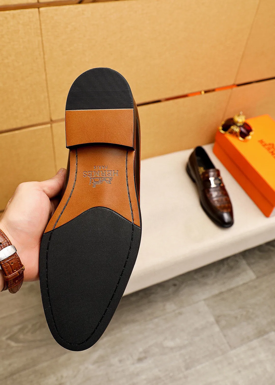 Men's shoes 💰460 💐 Product trademark: HERMES "Hermès" casual leather shoes Regular size: 39-44 (38.45.46🉑️Customized) Product materials: Selected imported first-layer calfskin embossed upper + classic hardware buckle, imported water-dyed 🐂 cowhide lining. Strong three-dimensional visual effect, combined outsole Color: 2⃣️colors available